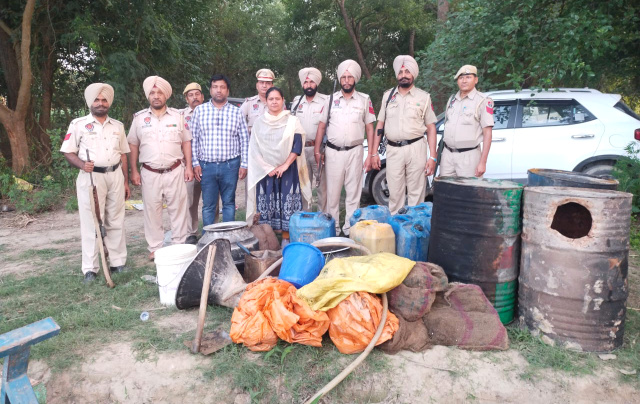 You are currently viewing ਆਬਕਾਰੀ ਵਿਭਾਗ ਵੱਲੋਂ ਵਿਆਪਕ ਤਲਾਸ਼ੀ ਮੁਹਿੰਮ ਦੌਰਾਨ 17000 ਕਿਲੋ ਲਾਹਣ, 320 ਲੀਟਰ ਨਾਜਾਇਜ਼ ਸ਼ਰਾਬ ਬਰਾਮਦ