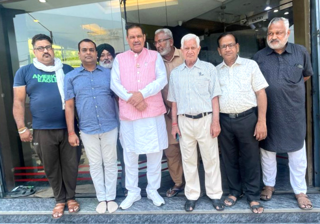 You are currently viewing विजय सांपला ने गढ़दीवाला क्षेत्र की समस्याओं पर भाजपा वर्करों से गंभीरता से विचार विमर्श