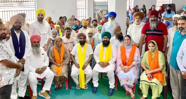 You are currently viewing ਹਲਕਾ ਵਿਧਾਇਕ ਜਸਵੀਰ ਸਿੰਘ ਰਾਜਾ ਦੀ ਅਗਵਾਈ ਹੇਠ ਪਿੰਡ ਮਾਨਗੜ੍ਹ ਦੀ ਪੰਚਾਇਤ ਆਪ ਹੋਈ ਸ਼ਾਮਿਲ 