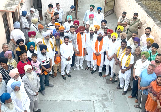 You are currently viewing ਅਕਾਲੀ ਦਲ ਨੂੰ ਵੱਡਾ ਝਟਕਾ, ਪਿਛਲੇ ਲੰਬੇ ਸਮੇਂ ਤੋਂ ਅਕਾਲੀ ਦਲ (ਬ) ਚ ਸੇਵਾਵਾਂ ਨਿਭਾ ਰਹੇ ਸਰਪੰਚ ਗੁਰਸ਼ਮਿੰਦਰ ਰੰਮੀ ਸਮੇਤ ਪੰਚਾਇਤ ਤੇ ਹੋਰ ਮੋਹਤਬਰਾਂ ਨੇ ਆਪ ਦਾ ਪੱਲਾ ਫੜਿਆ