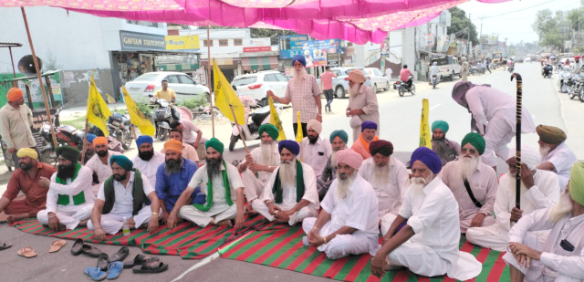 Read more about the article ਪਟਿਆਲਾ ਵਿਖੇ ਮਰਨ ਵਰਤ ਪਰ ਬੈਠੇ ਕਿਸਾਨਾਂ ਨੂੰ ਪੁਲਿਸ ਵਲੋਂ ਜਬਰੀ ਉਠਾਉਣ ਦੇ ਰੋਸ ਵਿਚ ਕਿਸਾਨਾਂ ਨੇ ਗੜ੍ਹਦੀਵਾਲਾ ਵਿਖੇ ਦਸੂਹਾ ਹੁਸ਼ਿਆਰਪੁਰ ਹਾਈਵੇ ਤੇ ਕੀਤਾ ਚੱਕਾ ਜਾਮ