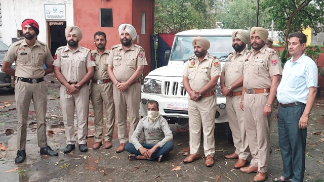 You are currently viewing ਅੰਨੇ ਕਤਲ ਦੀ ਗੁੱਥੀ ਪੁਲਿਸ ਨੇ ਸੁਲਝਾਈ, ਦੋਸ਼ੀ ਨੂੰ ਸਮਾਨ ਸਮੇਤ ਕੀਤਾ ਕਾਬੂ