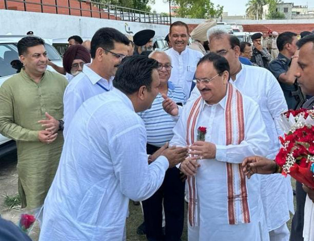 You are currently viewing ਜੇ ਪੀ ਨੱਡਾ ਦੇ ਹੁਸ਼ਿਆਰਪੁਰ ਪਹੁੰਚਣ ‘ਤੇ ਭਾਜਪਾ ਆਗੂਆਂ ਵਲੋਂ ਭਰਵਾਂ ਸਵਾਗਤ 