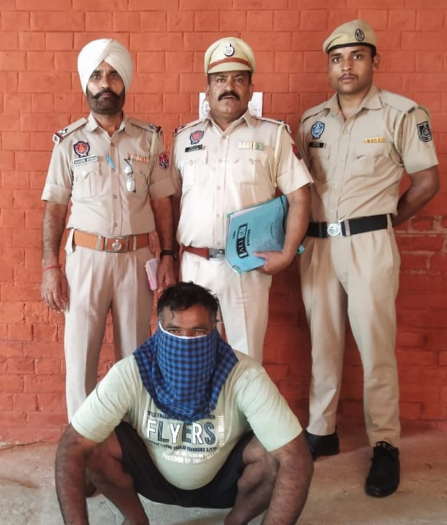 Read more about the article पुलिस ने संत के भेष में मासूम लोगों को लूटने वाले कुख्यात गिरोह का पर्दाफाश घर के मुख्य दोषी को किया गिरफ्तार