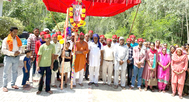 You are currently viewing ਬਾਬਾ ਰਾਮਜੀ ਗੱਦੀ ਨਸ਼ੀਨ ਦਰਬਾਰ ਸ਼੍ਰੀ ਬਾਲਾ ਜੀ ਤੇ ਪਿੰਡ ਬਾਹਟੀਵਾਲ ਵਲੋਂ ਬਾਬਾ ਭੋਲਾ ਗਿਰ ਜੀ ਦੇ ਦਰਬਾਰ ਤੇ ਝੰਡੇ ਝੜਾਏ ਗਏ