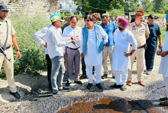 You are currently viewing ਹੁਸ਼ਿਆਰਪੁਰ-ਚਿੰਤਪੁਰਨੀ ਰੋਡ ਦੇ ਨਿਰਮਾਣ ਕਾਰਜ ’ਚ ਲਿਆਂਦੀ ਜਾਵੇ ਤੇਜ਼ੀ : ਬ੍ਰਮ ਸ਼ੰਕਰ ਜਿੰਪਾ