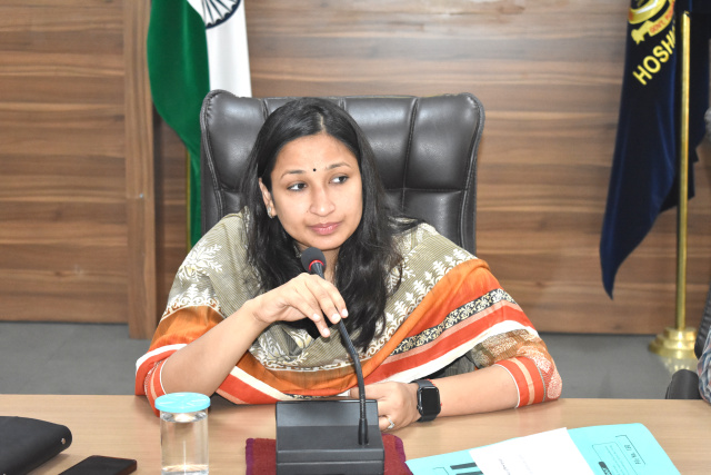 You are currently viewing ਹੁਸ਼ਿਆਰਪੁਰ ’ਚ ਸਥਿਤੀ ਕਾਬੂ ਹੇਠ,ਅਫਵਾਹਾਂ ’ਤੇ ਵਿਸ਼ਵਾਸ ਨਾ ਕਰਨ ਲੋਕ : ਕੋਮਲ ਮਿੱਤਲ