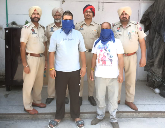 You are currently viewing 14 ਪੇਟੀਆਂ ਨਜਾਇਜ਼ ਸ਼ਰਾਬ ਸਮੇਤ ਦੋ ਵਿਅਕਤੀ ਪੁਲਿਸ ਅੜਿੱਕੇ