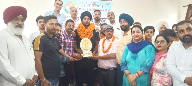 You are currently viewing ਗੋਲਡ ਮੈਡਲ ਕੌਮੀ ਖਿਡਾਰੀ ਭਰਤਪ੍ਰੀਤ ਸਿੰਘ ਦੇ ਸਨਮਾਨ ਮੌਕੇ ‘ਮਜ਼ਬੂਤ ਰਾਸ਼ਟਰ ਸੰਗਠਨ’ ਵੱਡੇ ਸਮਾਗਮ ਵਿੱਚ ਕੀਤਾ ਗਿਆ ਲੋਕ ਅਰਪਿਤ*