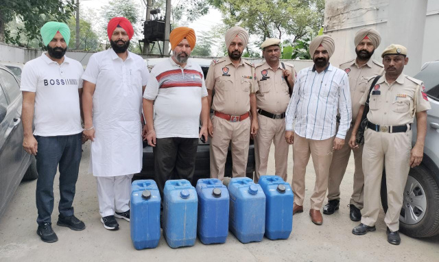 You are currently viewing ਆਬਕਾਰੀ ਵਿਭਾਗ ਨੇ ਛਾਪੇਮਾਰੀ ਦੌਰਾਨ ਇਕ ਕਾਰ ’ਚੋਂ 250 ਬੋਤਲ ਨਾਜਾਇਜ਼ ਸ਼ਰਾਬ ਕੀਤੀ ਬਰਾਮਦ 