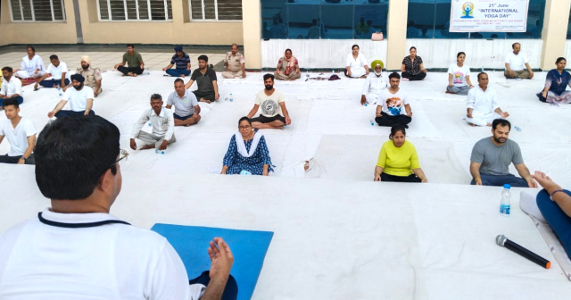 You are currently viewing ਯੋਗ ਨੂੰ ਰੋਜ਼ਾਨਾ ਦੀ ਜ਼ਿੰਦਗੀ ਦਾ ਬਣਾਓ ਹਿੱਸਾ : ਜ਼ਿਲ੍ਹਾ ਤੇ ਸੈਸ਼ਨ ਜੱਜ ਦਿਲਬਾਗ ਸਿੰਘ ਜੌਹਲ