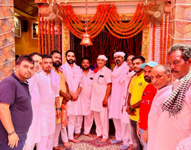 Read more about the article ਪ੍ਰਾਚੀਨ ਸ਼੍ਰੀ ਰਾਧਾ ਕ੍ਰਿਸ਼ਨ ਮੰਦਰ ਗੜ੍ਹਦੀਵਾਲਾ ਵਿਖੇ 6ਵੇਂ ਸਾਲਾਨਾ ਉਤਸਵ ਦੇ ਪਹਿਲੇ ਦਿਨ ਸ਼ਿਵ ਪਰਿਵਾਰ ਦੀ ਕੀਤੀ ਮੂਰਤੀ ਸਥਾਪਨਾ ਤੇ ਵਿਸ਼ਾਲ ਲੰਗਰ ਅਜੋਜਿਤ