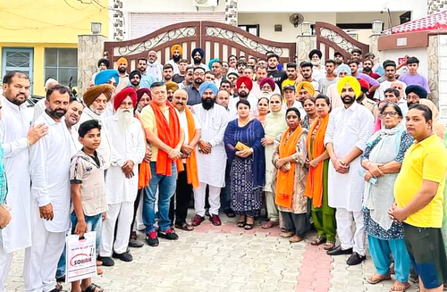 You are currently viewing ਗੜ੍ਹਦੀਵਾਲਾ ਚ ਕਾਂਗਰਸ ਨੂੰ ਲੱਗਾ ਵੱਡਾ ਝਟਕਾ,ਮੌਜੂਦਾ ਕੌਸਲਰਾਂ ਸਮੇਤ ਕਈ ਹੋਰ ਆਗੂ ਆਮ ਆਦਮੀ ਪਾਰਟੀ ਚ ਹੋਏ ਸ਼ਾਮਿਲ