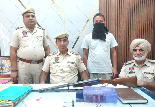 You are currently viewing ਦਸੂਹਾ ਦੇ ਪਿੰਡ ਜਲਾਲ ਚੱਕ ਵਿਖੇ ਪੁੱਤ ਨੇ ਪਿਓ ਨੂੰ ਮਾਰੀ ਗੋਲੀ, ਪੁੱਤ ਨੂੰ ਰਾਈਫਲ ਲਾਇਸੰਸੀ ਸਮੇਤ ਦਸੂਹਾ ਪੁਲਿਸ ਨੇ ਕੀਤਾ ਗਿ੍ਰਫਤਾਰ