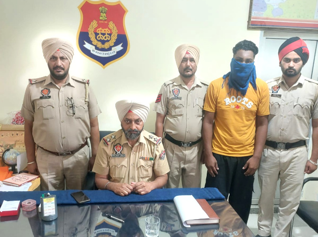 You are currently viewing ਟਰੈਕਟਰ ਸਵਾਰ ਤੇ ਗੋਲੀਆਂ ਚਲਾਉਣ ਦੇ ਮਾਮਲੇ ‘ਚ ਇੱਕ ਦੋਸ਼ੀ ਨੂੰ ਪੁਲਿਸ ਨੇ ਮੋਟਰਸਾਈਕਲ ਸਮੇਤ ਕੀਤਾ ਕਾਬੂ