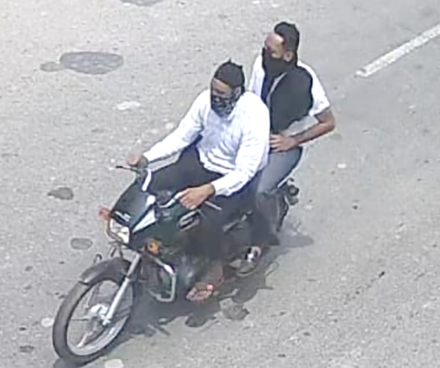 You are currently viewing शिवसेना समाजवादी नेता की दुकान पर गोलियां चलाने के मामले में अज्ञात मोटरसाइकिल सवारों की सीसीटीवी फुटेज आई सामने