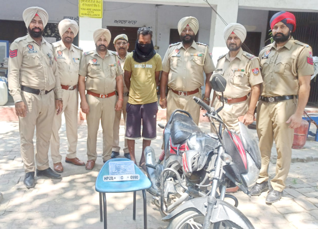 Read more about the article ਚੋਰੀ ਸ਼ੁਦਾ ਮੋਟਰਸਾਈਕਲ  ਅਤੇ ਇੱਕ ਖਿਲੋਣਾ ਪਿਸਤੌਲ ਸਮੇਤ ਇੱਕ ਵਿਅਕਤੀ ਨੂੰ ਆਇਆ ਪੁਲਿਸ ਅੜਿੱਕੇ
