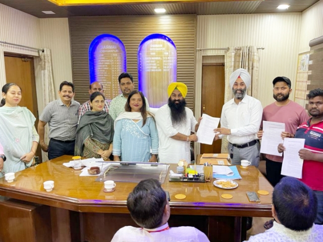 You are currently viewing ਚੇਅਰਮੈਨ ਨਗਰ ਸੁਧਾਰ ਟਰੱਸਟ ਨੇ ਈ-ਆਕਸ਼ਨ ਦੇ ਉਮੀਦਵਾਰਾਂ ਨੂੰ ਸੰਪਤੀ ਦੇ ਅਲਾਟਮੈਂਟ ਪੱਤਰ ਸੌਂਪੇ