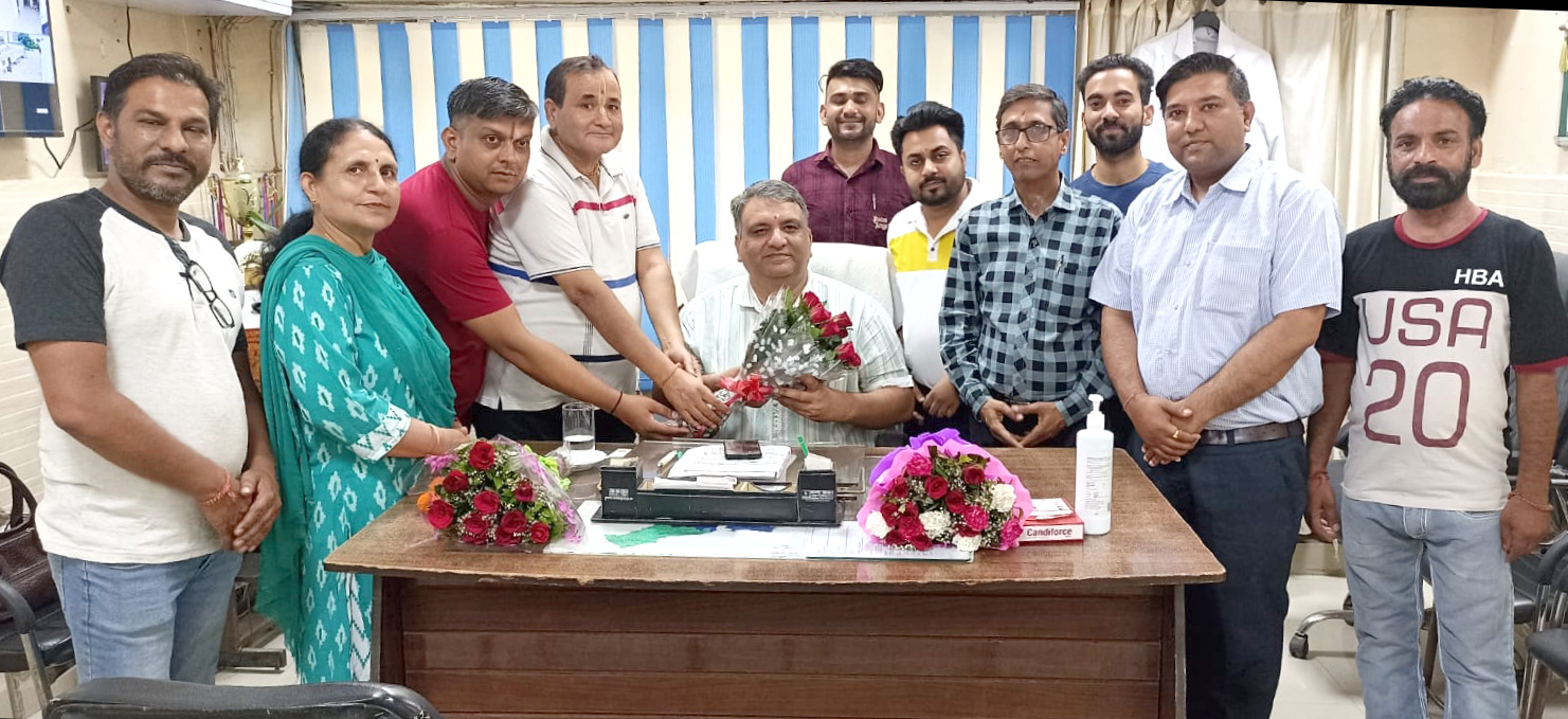 You are currently viewing ਫਾਰਮੇਸੀ ਅਫ਼ਸਰ ਐਸੋਸੀਏਸ਼ਨ ਦੀ ਟੀਮ ਵੱਲੋਂ ‌ਵੱਲੋ ਸੀਨੀਅਰ ਮੈਡੀਕਲ ਅਫਸਰ ਡਾ ਸੁਨੀਲ ਚੰਦ ਨੂੰ ਗੁਲਦਸਤਾ ਭੇਂਟ ਕਰਕੇ ਦਿੱਤੀਆਂ ਸ਼ੁਭ ਕਾਮਨਾਵਾਂ