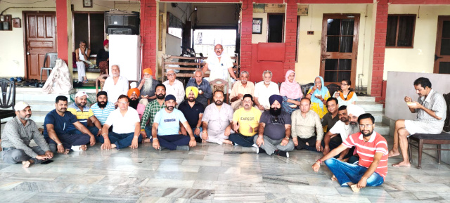 You are currently viewing ਮੀਡੀਆ ਪਾਵਰ ਕਲੱਬ ਬਟਾਲਾ ਵੱਲੋਂ ਪੱਤਰਕਾਰ ਸਾਥੀ ਦਾ ਜਨਮ ਦਿਨ ਕੁਸ਼ਟ ਆਸ਼ਰਮ ਵਿਚ ਬਜ਼ੁਰਗਾਂ ਦੇ ਚਰਨਾਂ ਵਿਚ ਬੈਠ ਕੇ ਮਨਾਇਆ