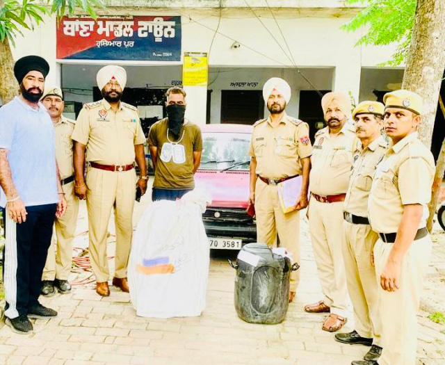 You are currently viewing ਕਾਰ ਸਵਾਰ ਪੰਜ ਪੇਟੀਆਂ ਸ਼ਰਾਬ ਦੇਸੀ ਠੇਕਾ ਸਮੇਤ ਆਇਆ ਪੁਲਿਸ ਅੜਿੱਕੇ