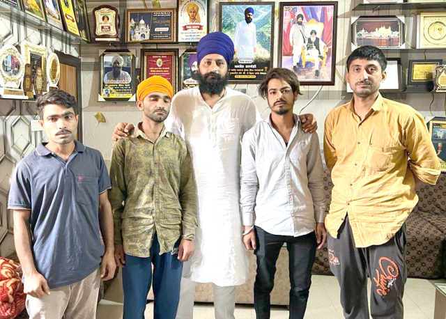 Read more about the article ਬਾਬਾ ਦੀਪ ਸਿੰਘ ਸੇਵਾ ਦਲ ਐਂਡ ਵੈਲਫੇਅਰ ਸੁਸਾਇਟੀ ਗੜ੍ਹਦੀਵਾਲਾ ਵਲੋਂ ਇੱਕ ਹੋਰ ਲਾਵਾਰਿਸ ਮਿਲੇ ਵੀਰ ਨੂੰ ਪਰਿਵਾਰ ਨਾਲ ਮਿਲਾਇਆ