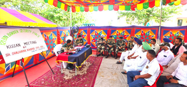 You are currently viewing डीआईजी व अन्य अधिकारियों ने भारत पाकिस्तान सीमा के साथ लगते गांवों के किसानों की सुनी समस्याएं