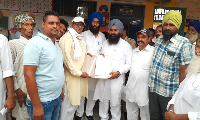 You are currently viewing ਮਸਤੀਵਾਲ ਸਕੂਲ ਅਪਗ੍ਰੇਡ ਤੇ ਖੇਡ ਮੈਦਾਨ ਬਣਾਉਣ ਸਬੰਧੀ ਹਲਕਾ ਵਿਧਾਇਕ ਜਸਵੀਰ ਸਿੰਘ ਰਾਜਾ ਨੂੰ ਪਿੰਡ ਵਾਸੀਆਂ ਨੇ ਸੌਂਪਿਆ ਮੰਗ ਪੱਤਰ 