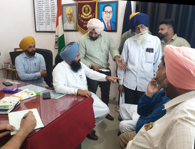 You are currently viewing ਹਲਕਾ ਵਿਧਾਇਕ ਜਸਵੀਰ ਸਿੰਘ ਰਾਜਾ ਨੇ ਸਬ ਤਹਿਸੀਲ ਗੜਦੀਵਾਲਾ ਵਿਖੇ ਇਲਾਕੇ ਦੇ ਲੋਕਾਂ ਦੀਆਂ ਸੁਣੀਆਂ ਸਮਸਿਆਵਾਂ