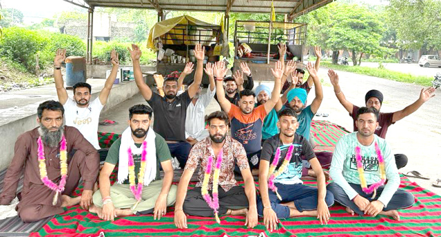 You are currently viewing भूख हडताल का 64 वाँ दिन : नौकरी से निकाले गए 32 कर्मचारियों ने अपनी भूख हडताल जारी रखी