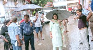 Read more about the article ਵਰ੍ਹਦੇ ਮੀਂਹ ’ਚ ਮੇਅਰ ਅਤੇ ਡਿਪਟੀ ਕਮਿਸ਼ਨਰ ਨੇ ਸ਼ਹਿਰ ਦੇ ਪਾਣੀ ਭਰੇ ਇਲਾਕਿਆਂ ਦਾ ਦੌਰਾ ਕਰਕੇ ਲਿਆ ਸਥਿਤੀ ਦਾ ਜਾਇਜ਼ਾ