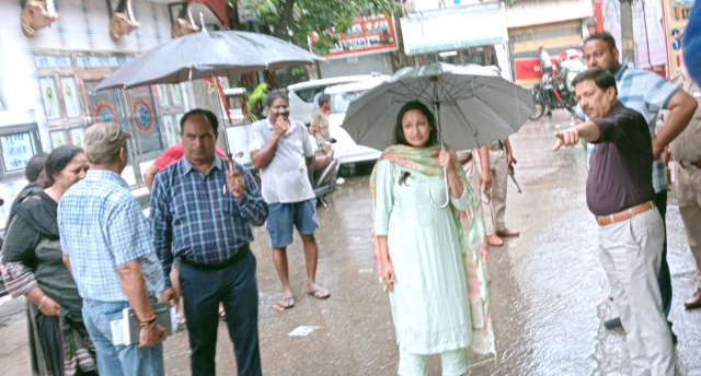 You are currently viewing ਵਰ੍ਹਦੇ ਮੀਂਹ ’ਚ ਮੇਅਰ ਅਤੇ ਡਿਪਟੀ ਕਮਿਸ਼ਨਰ ਨੇ ਸ਼ਹਿਰ ਦੇ ਪਾਣੀ ਭਰੇ ਇਲਾਕਿਆਂ ਦਾ ਦੌਰਾ ਕਰਕੇ ਲਿਆ ਸਥਿਤੀ ਦਾ ਜਾਇਜ਼ਾ