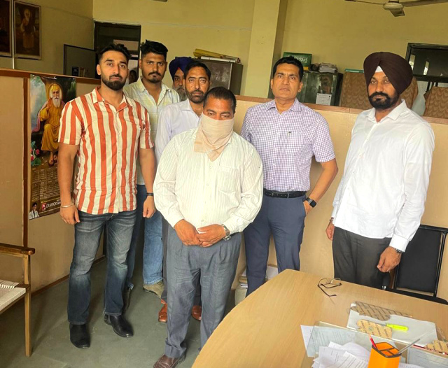 You are currently viewing ਵਿਜੀਲੈਂਸ ਵੱਲੋਂ 10 ਹਜਾਰ ਰੁਪਏ ਰਿਸ਼ਵਤ ਮੰਗਣ ਦੇ ਦੋਸ਼ ‘ਚ ਗਿਰਦਾਵਰ ਕਾਬੂ