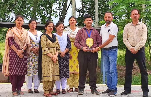 Read more about the article NMMS ਪ੍ਰੀਖਿਆ ਚੋਂ 30 ਵਾਂ ਸਥਾਨ ਪ੍ਰਾਪਤ ਕਰਨ ਤੇ ਅਮਨਦੀਪ ਦਾ ਸਮੂਹ ਸਟਾਫ਼ ਵਲੋਂ ਸਨਮਾਨ