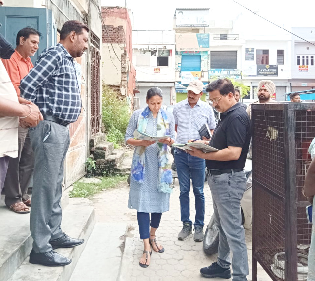 You are currently viewing ਡਿਪਟੀ ਕਮਿਸ਼ਨਰ ਨੇ ਸਵੇਰੇ 6 ਵਜੇ ਕੀਤਾ ਸ਼ਹਿਰ ਦੀ ਸਫ਼ਾਈ ਪ੍ਰਬੰਧਾਂ ਦਾ ਨਿਰੀਖਣ