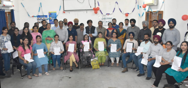 You are currently viewing ਕੈਬਨਿਟ ਮੰਤਰੀ ਨੇ ਜ਼ਿਲ੍ਹੇ ਵਿਚ ਨਿਯੁਕਤ ਹੋਏ 30 ਹਾਊਸ ਸਰਜਨਾਂ ਨੂੰ ਸੌਂਪੇ ਨਿਯੁਕਤੀ ਪੱਤਰ