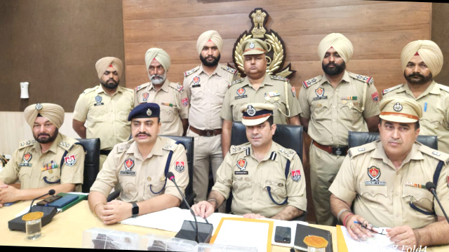 You are currently viewing ਹੁਸ਼ਿਆਰਪੁਰ ‘ਚ ਪੈਟਰੋਲ ਪੰਪ ਲੁੱਟਣ ਤੇ ਫਿਰੌਤੀ ਮੰਗਣ ਵਾਲੇ ਲੁਟੇਰਾ ਗਿਰੋਹ ਦੇ ਤਿੰਨ ਮੈਂਬਰਾਂ ਨੂੰ 3 ਪਿਸਟਲ, 19 ਰੌਂਦ ਤੇ ਸਕਾਰਪਿਓ ਗੱਡੀ ਸਮੇਤ ਪੁਲਿਸ ਨੇ ਕੀਤਾ ਕਾਬੂ