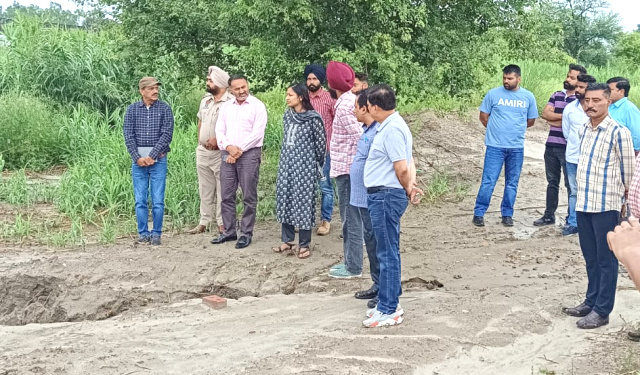 You are currently viewing ਡਿਪਟੀ ਕਮਿਸ਼ਨਰ ਨੇ ਭੰਗੀ ਚੋਅ,ਮਹਿੰਗਰੋਵਾਲ ਚੋਅ ਅਤੇ ਨਸਰਾਲਾ ਦਾ ਕੀਤਾ ਦੌਰਾ