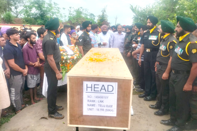 You are currently viewing ਜੰਮੂ-ਕਸ਼ਮੀਰ ਦੇ ਪੁੰਛ ਸੈਕਟਰ ‘ਚ ਸ਼ਹੀਦ ਹੋਏ ਜਵਾਨ ਤੇਲੂ ਰਾਮ ਦਾ ਸਰਕਾਰੀ ਸਨਮਾਨਾਂ ਨਾਲ ਅੰਤਿਮ ਸੰਸਕਾਰ