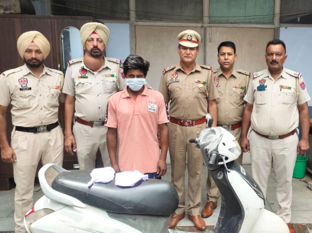 You are currently viewing ਜਾਅਲੀ ਨੰਬਰ ਪਲੇਟ ਐਕਟਿਵਾ ਤੇ ਚੋਰੀ ਦੇ 3 ਮੋਬਾਇਲ ਸਮੇਤ ਇੱਕ ਨੌਜਵਾਨ ਪੁਲਿਸ ਅੜਿੱਕੇ