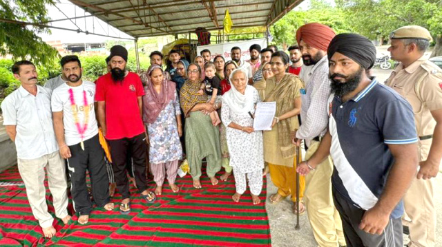 You are currently viewing डैमज प्रशासन की ओर से निकाले गए 32 कर्मचारियों की और से 71वे दिन भी अपनी भूख हड़ताल जारी रखी