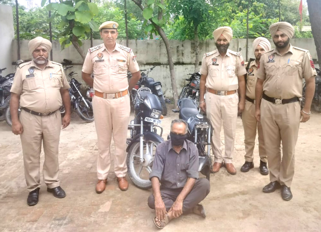 You are currently viewing ਚੋਰੀ ਦੇ ਦੋ ਮੋਟਰਸਾਈਕਲਾਂ ਸਮੇਤ ਇੱਕ ਨੌਜਵਾਨ ਨੂੰ ਪੁਲਿਸ ਨੇ ਕੀਤਾ ਕਾਬੂ