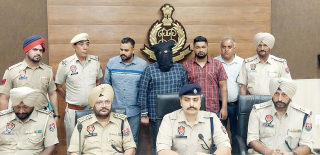 You are currently viewing ਹੁਸ਼ਿਆਰਪੁਰ ਦੇ ਬਹੁ-ਚਰਚਿਤ ਦੋਹਰੇ ਕ+ਤ+ਲ ਕਾਂਡ ਦੇ ਮੁੱਖ ਦੋਸ਼ੀ ਨੂੰ ਪੁਲਿਸ ਨੇ ਮੱਧ ਪ੍ਰਦੇਸ਼ ਤੋਂ ਕੀਤਾ ਗਿ੍ਰਫਤਾਰ