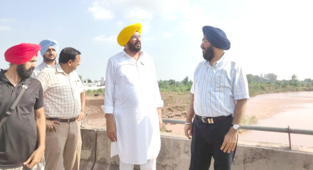 You are currently viewing कैबिनेट मंत्री पंजाब कुलदीप सिंह धालीवाल ने बाढ़ से बचाव के प्रबंधों को लेकर जिला प्रशासन पठानकोट के साथ की रिव्यू मीटिंग