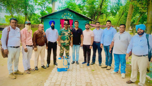 You are currently viewing ਸਿਹਤ ਵਿਭਾਗ ਦੀ ਟੀਮ ਵੱਲੋਂ ਬੀ ਐੱਸ ਐੱਫ ਦੀਆਂ ਚੌਂਕੀਆਂ ਵਿਚ ਮੱਛਰਾਂ ਦੇ ਬਚਾਓ ਵਾਸਤੇ ਸਪਰੇਅ ਕਰਵਾਈ ਅਤੇ ਪਾਣੀ ਨੂੰ ਸਾਫ ਕਰਨ ਲਈ ਕਲੋਰੀਨ ਦੀਆਂ ਗੋਲੀਆਂ ਵੰਡੀਆਂ