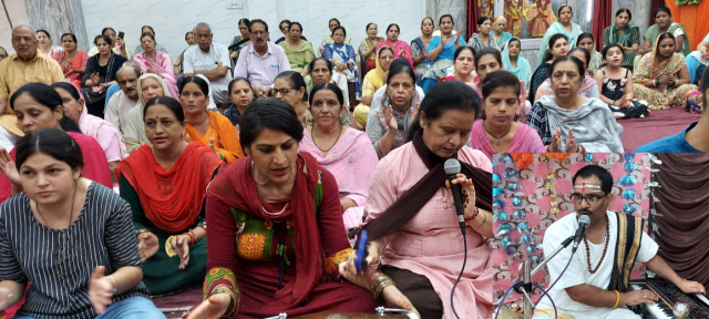 You are currently viewing भागवत कथा के लगातार पांचवें दिन ओम प्रकाश शास्त्री ने कथा रूपी अमृत वर्षा से संगत को किया मंत्रमुग्ध 