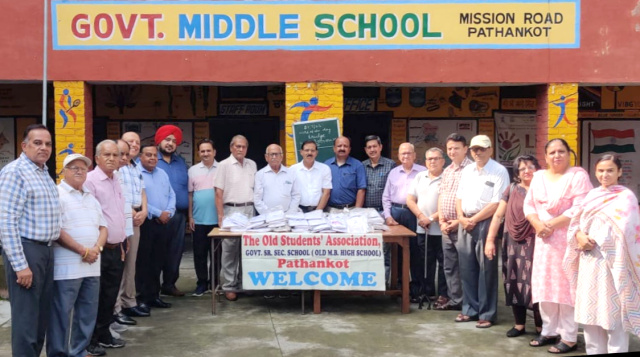 You are currently viewing ਓਲਡ ਸਟੂਡੈਂਟਸ ਐਸੋਸੀਏਸ਼ਨ ਨੇ ਪ੍ਰਧਾਨ ਕਮਲ ਪੰਤ ਦੀ ਅਗਵਾਈ ਹੇਠ 50 ਵਿਦਿਆਰਥੀਆਂ ਨੂੰ ਯੂਨੀਫਾਰਮ ਸ਼ਰਟਾਂ ਭੇਂਟ ਕੀਤੀਆਂ