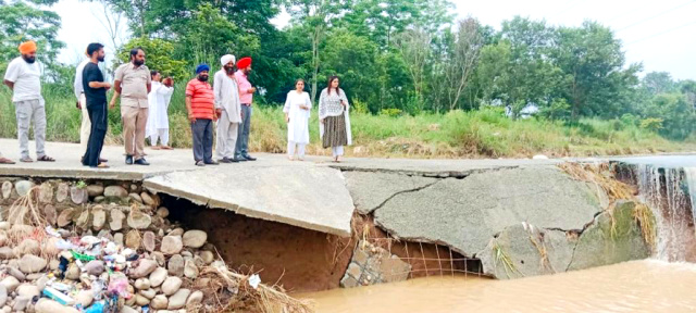 You are currently viewing ਸੀ.ਜੇ.ਐਮ ਵਲੋਂ ਦਸੂਹਾ ਦੇ ਹੜ੍ਹ ਪ੍ਰਭਾਵਿਤ ਪਿੰਡਾਂ ਦਾ ਦੌਰਾ