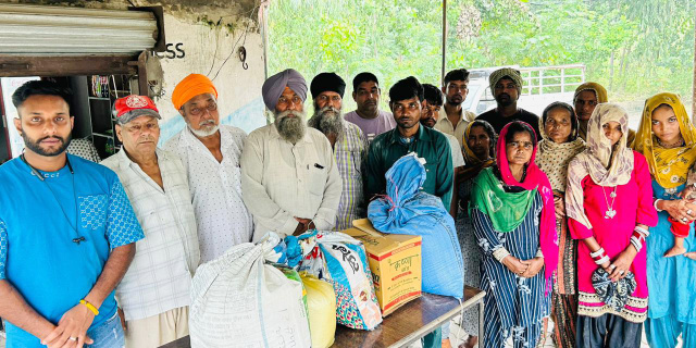 You are currently viewing ਹੜ੍ਹ ਪੀੜਤ ਝੁੱਗੀ ਝੌਂਪੜੀਆਂ ‘ਚ ਰਹਿੰਦੇ ਪ੍ਰਵਾਸੀ ਮਜ਼ਦੂਰਾਂ ਨੂੰ ਸੁੱਕੀ ਰਸਦ ਭੇਂਟ 