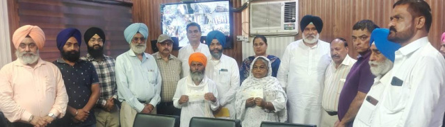 You are currently viewing ਸਰਬੱਤ ਦਾ ਭਲਾ ਚੈਰੀਟੇਬਲ ਟਰੱਸਟ ਨੇ ਪੈਨਸ਼ਨਾਂ ਦੇ ਚੈੱਕ ਵੰਡੇ ਡਾ.ਉਬਰਾਏ ਵੱਲੋਂ ਮਨੁੱਖਤਾ ਨੂੰ ਬਚਾਉਣ ਲਈ ਕੀਤੇ ਜਾ ਰਹੇ ਹਨ ਨੇਕ ਕਾਰਜ : ਮੇਅਰ ਸੁੱਖ ਤੇਜਾ